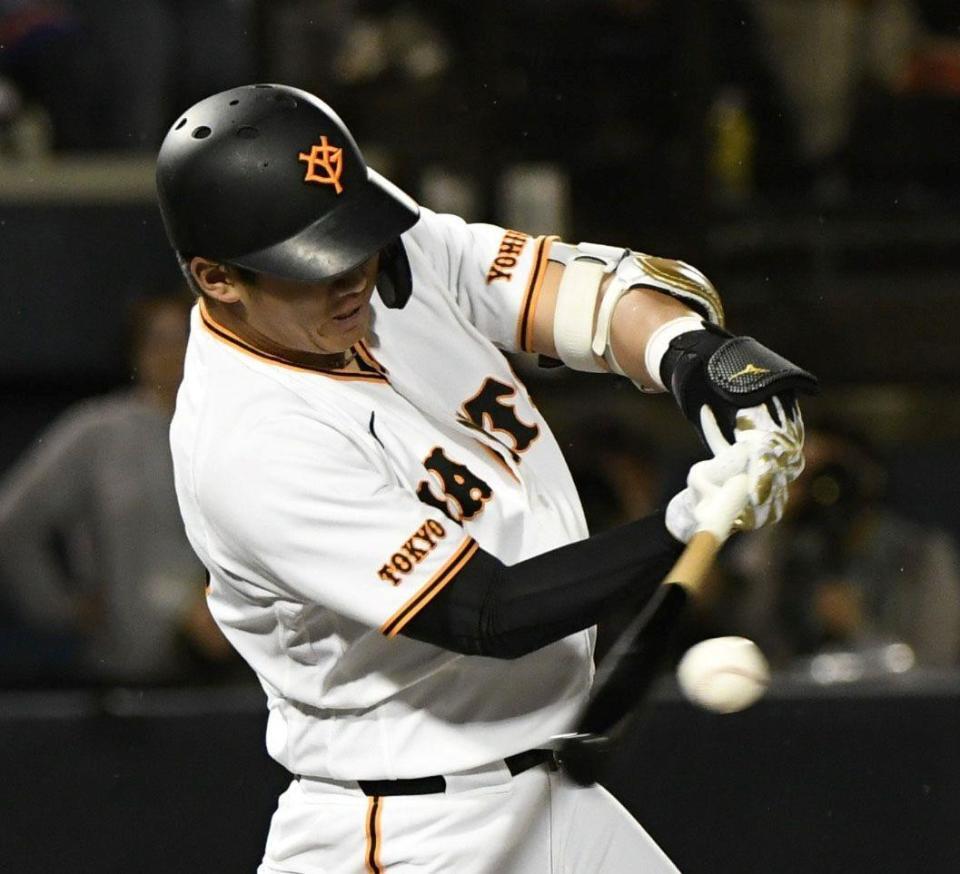 ２回、石塚は右越えに２点適時三塁打を放つ（撮影・佐藤厚）