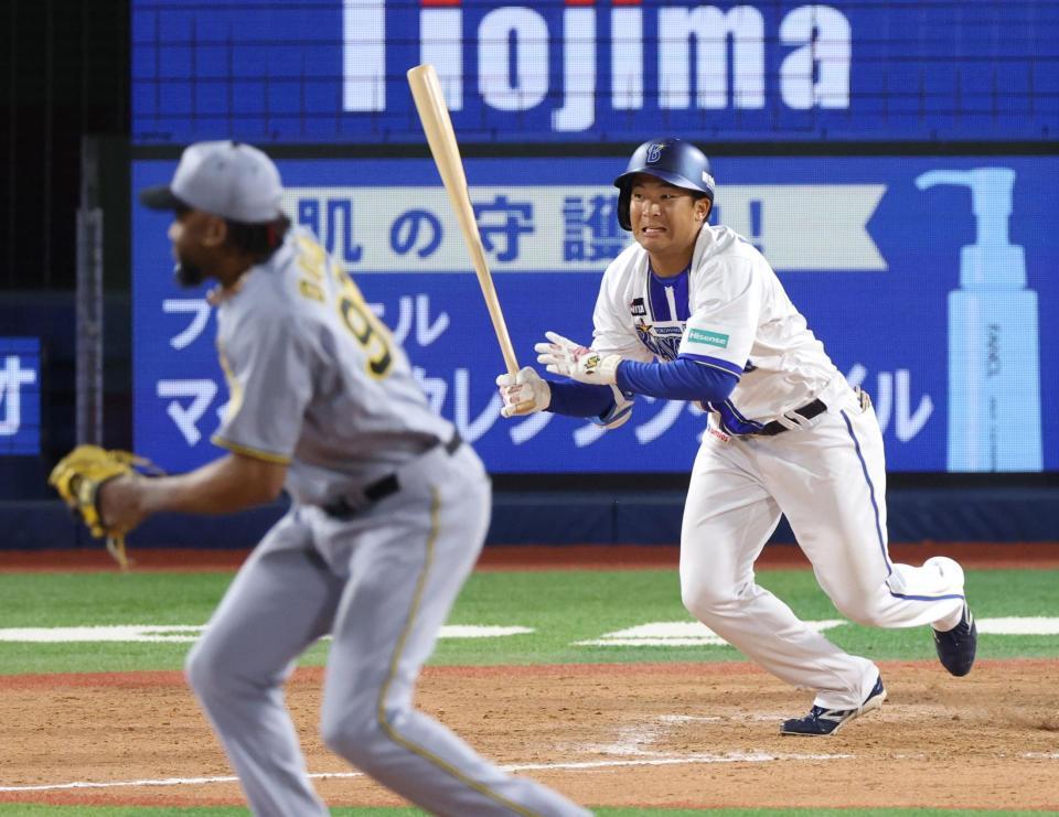 ８回、右前へ適時打を放つ勝又（撮影・伊藤笙子）