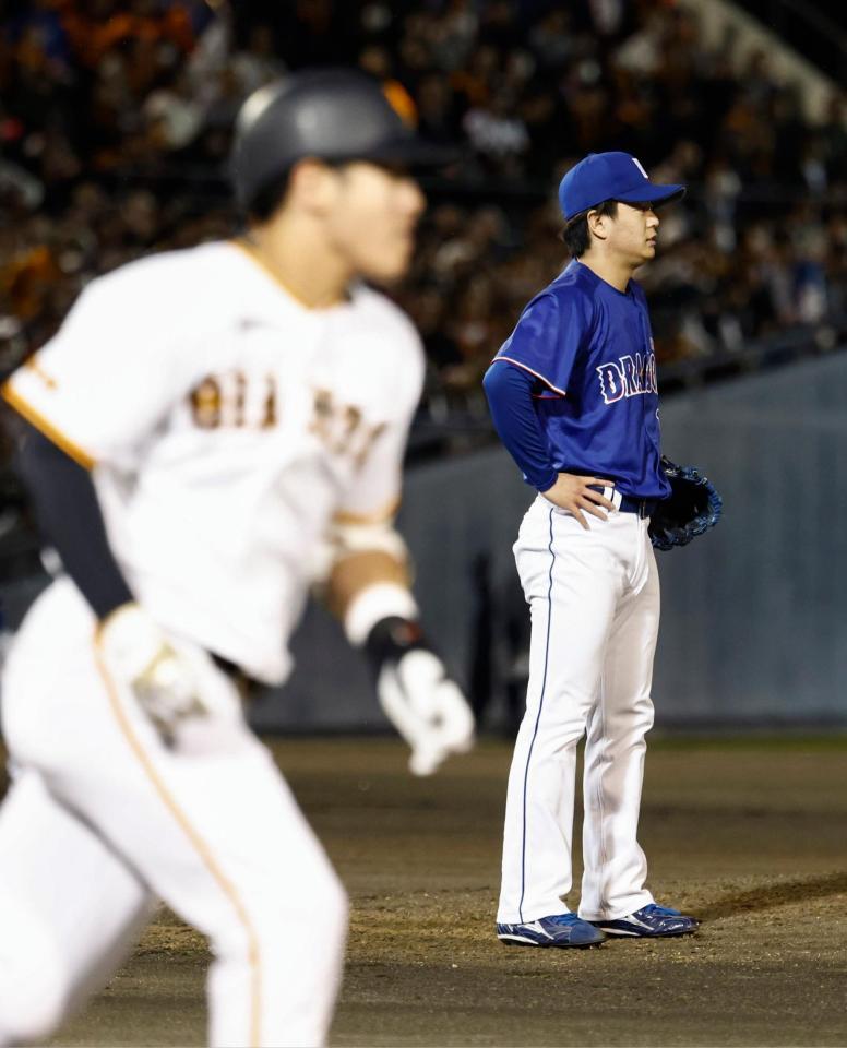 ２回、石塚（手前）に２点三塁打を許した桜井