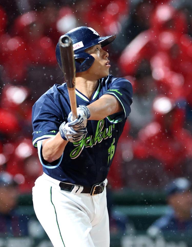 ４回、犠飛を放つ山野（撮影・北村雅宏）