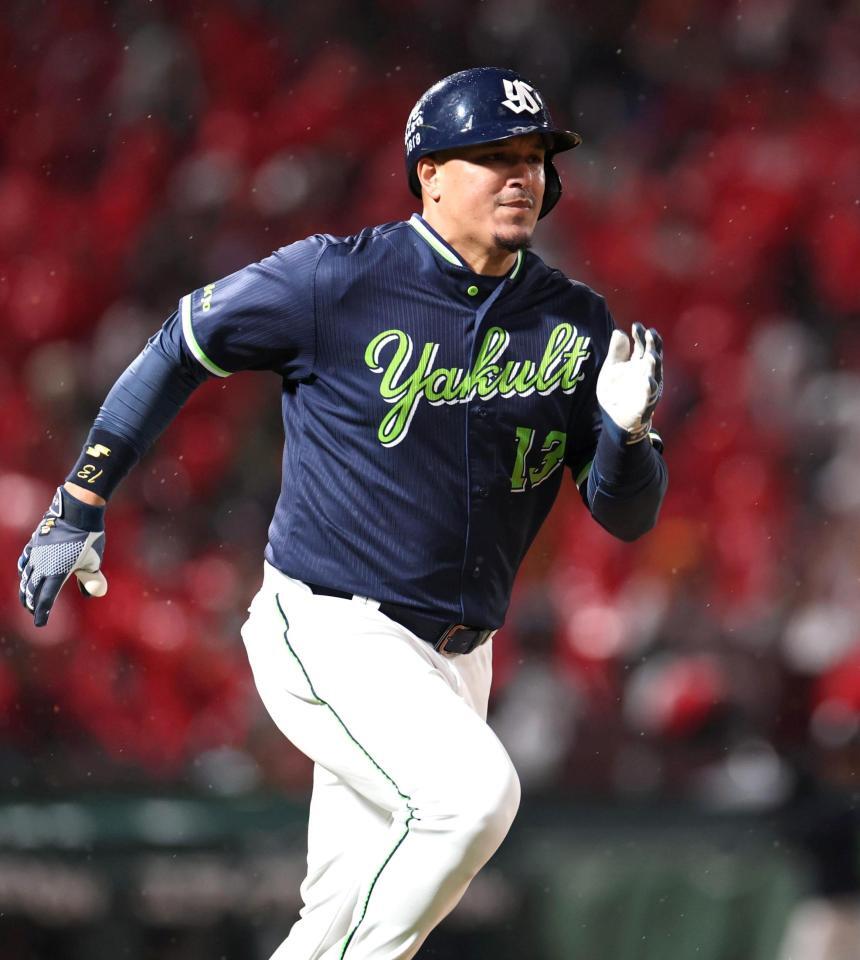 ６回、安打を放ち、駆け出すオスナ（撮影・北村雅宏）