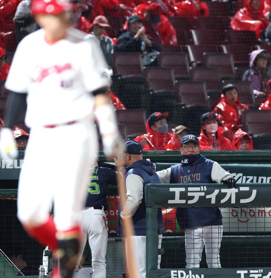 ９回、平川（手前左）が空振り三振に倒れてゲームセット。ベンチで喜ぶ池山監督（右）＝撮影・北村雅宏