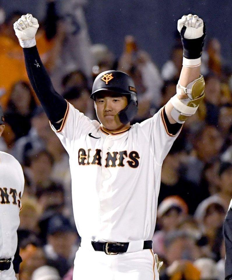 ２回、石塚は右越えに２点適時三塁打を放ち、大きくガッツポーズ（撮影・佐藤厚）