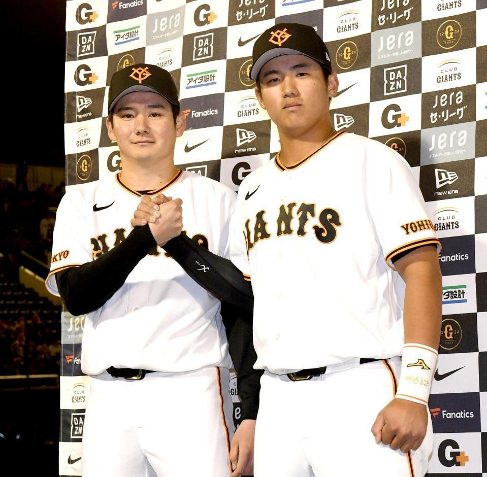 がっちりと握手する竹丸（左）と石塚（撮影・佐藤厚）