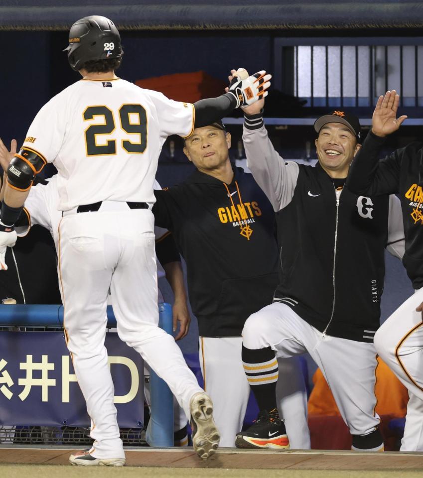 ７回、本塁打を放ち生還したダルベック（左）を笑顔で迎える阿部監督