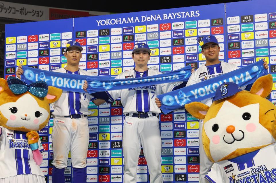 お立ち台でポーズを決める（左から）京田、佐野、勝又（撮影・西岡正）