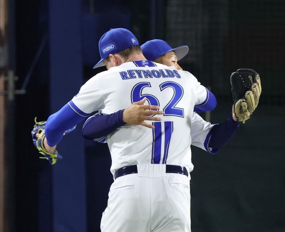 ８回阪神２死満塁、前川の打球を好捕し、レイノルズ（手前）と抱き合う京田（撮影・伊藤笙子）