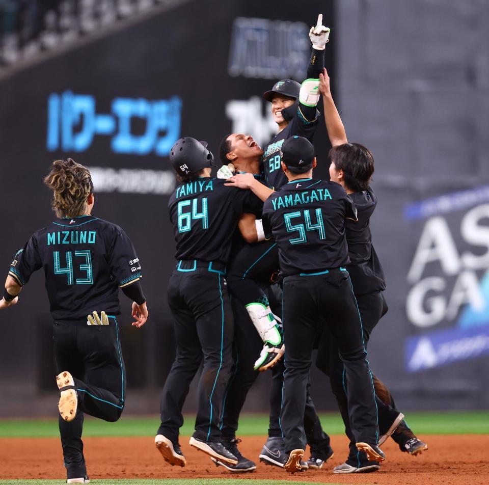 １０回、サヨナラ打を放ち、ナインから手荒く祝福される奈良間（中央）＝撮影・中島達哉