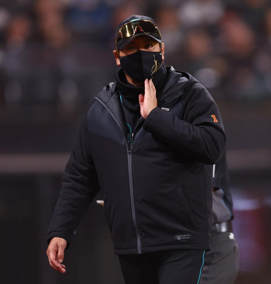 ６回終了後、選手交代を告げる新庄監督（撮影・中島達哉）