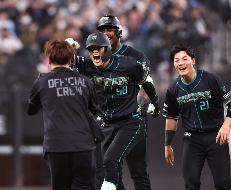 １０回、サヨナラ打を放ち、喜びを爆発させる奈良間（中央）＝撮影・中島達哉