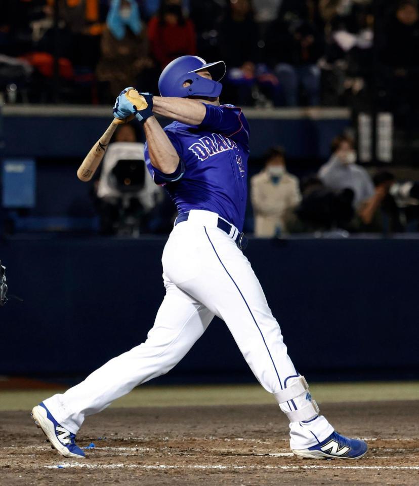 ４回、好機にボスラーが空振り三振に倒れる