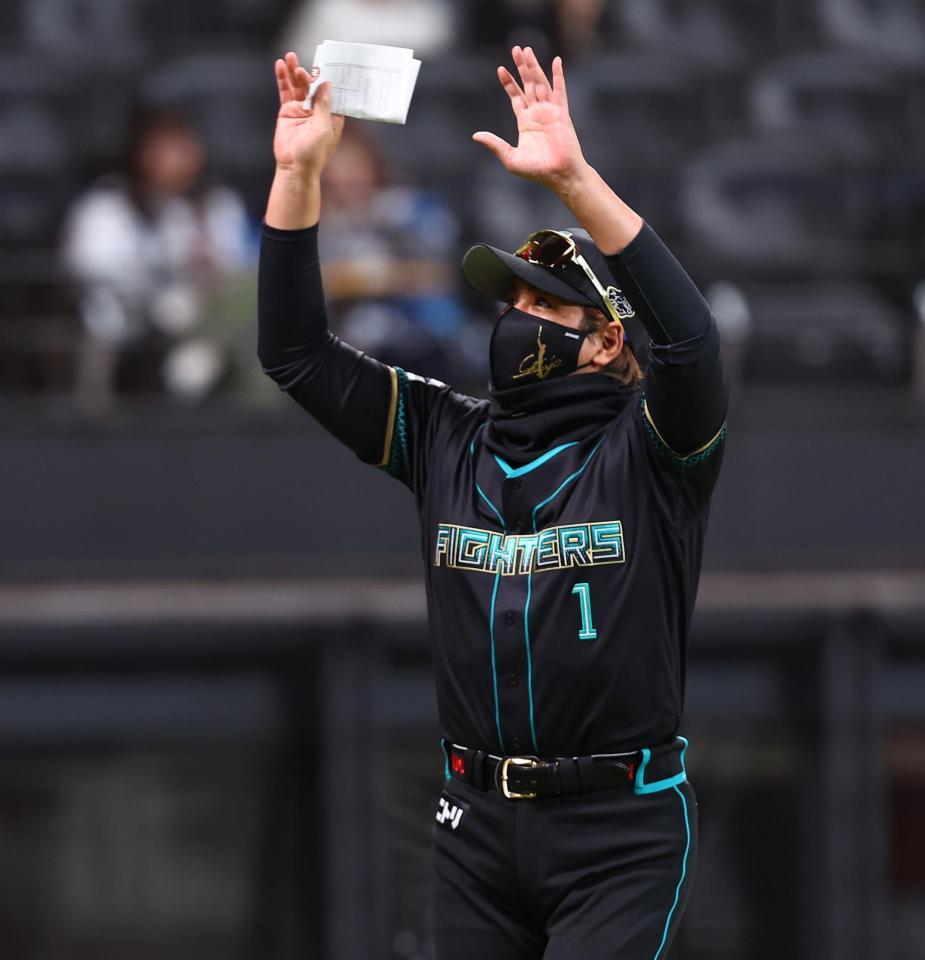 スタンドのファンに手を振る新庄監督（撮影・中島達哉）