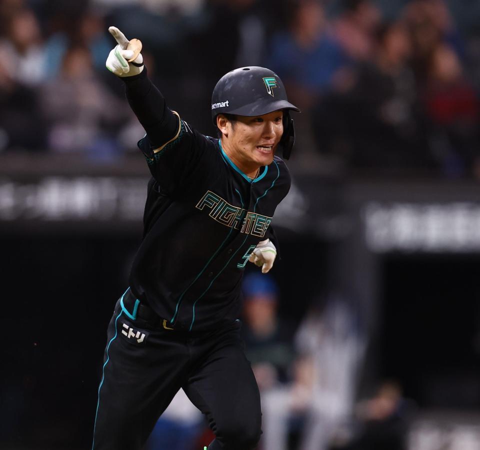 １０回、サヨナラ打を放ち、指を突き上げる奈良間（撮影・中島達哉）