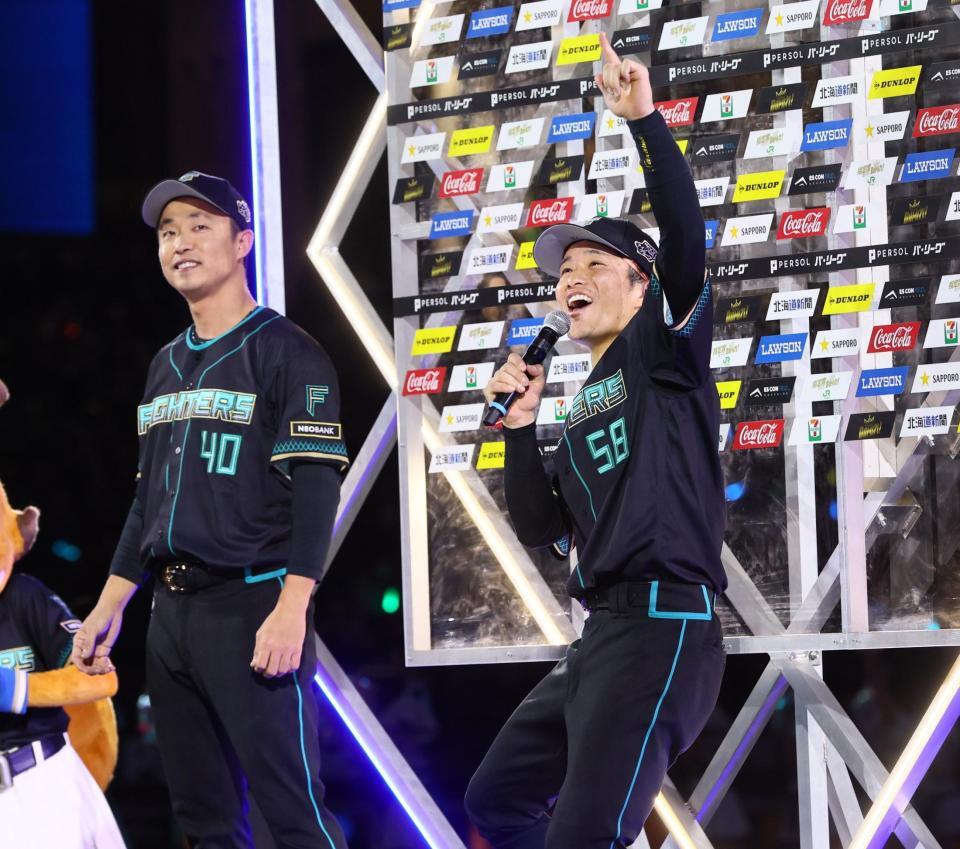 お立ち台で喜びを爆発させる奈良間（左は島本）＝撮影・中島達哉