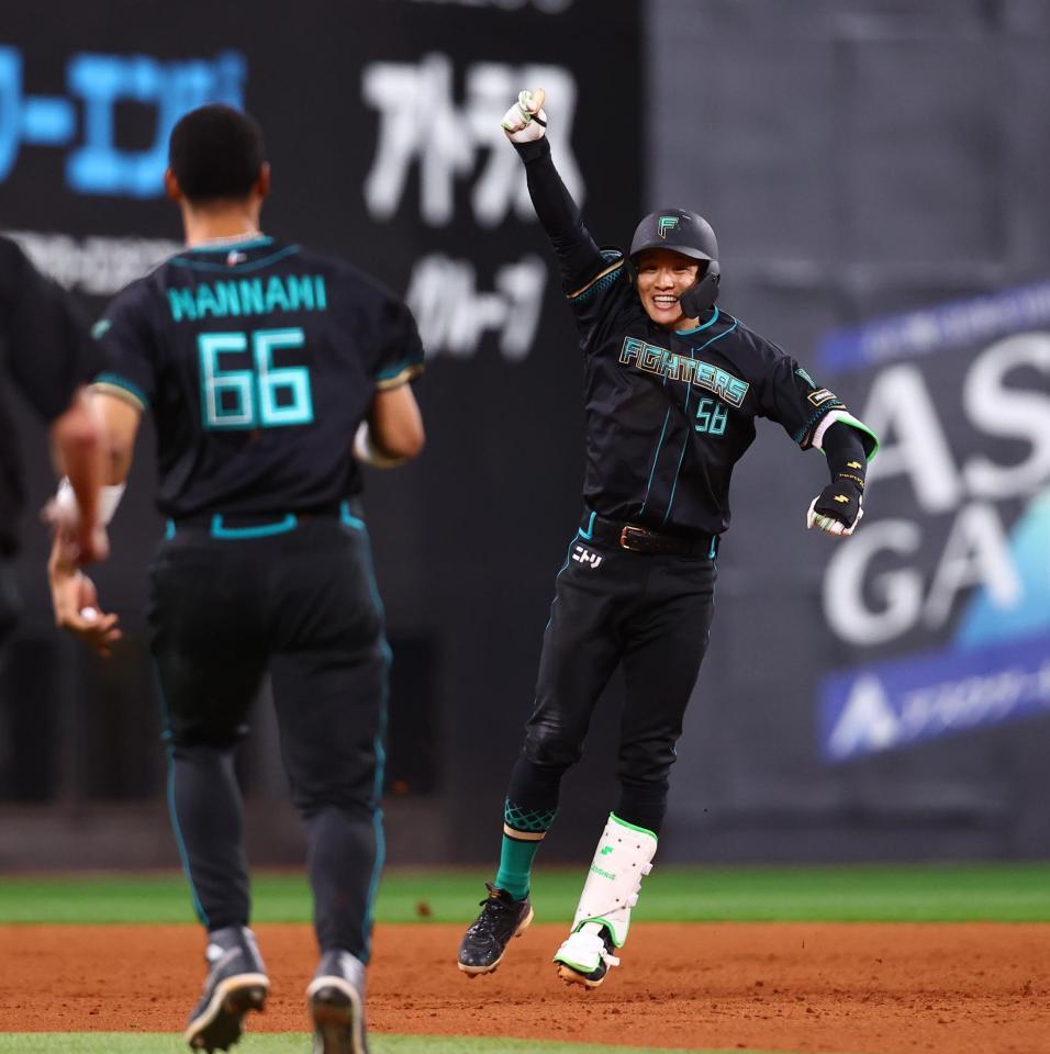 １０回、サヨナラ打を放ち、指を突き上げる奈良間（右）＝撮影・中島達哉