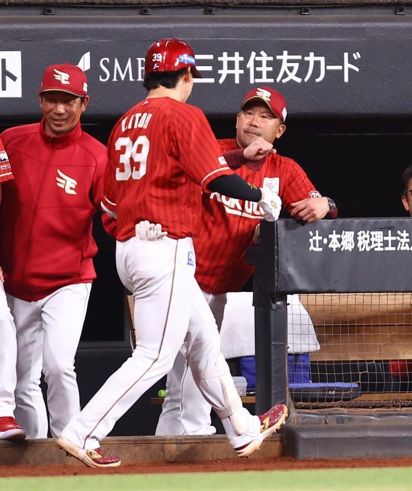 ６回、同点ソロを放った伊藤裕（中央）を迎える三木監督（右）＝撮影・中島達哉