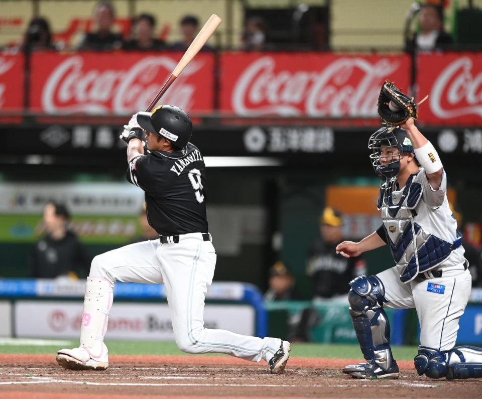 ３回、空振り三振に倒れた柳田（捕手・古賀悠）＝撮影・園田高夫