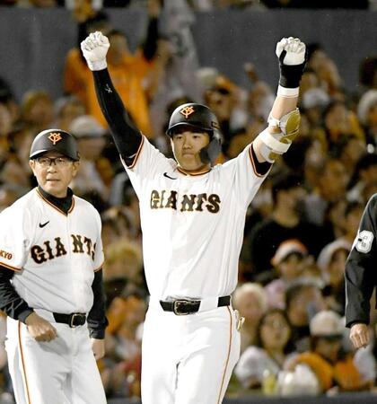 　２回、２点適時三塁打を放ち、ガッツポーズする石塚（撮影・佐藤厚）