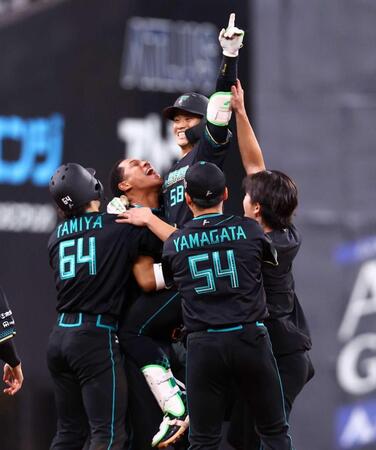 　十回、サヨナラ打を放ち、ナインから祝福される奈良間（撮影・中島達哉）