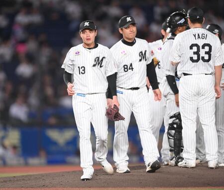 ５回途中で降板した先発・毛利（左手前）＝撮影・開出牧