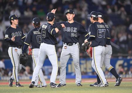 　逆転でロッテに勝利し、タッチを交わす紅林（２４）らオリックスナイン（撮影・開出牧）