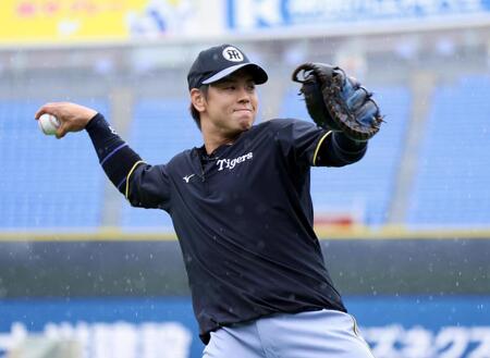 雨の中、キャッチボールをする梅野（撮影・伊藤笙子）