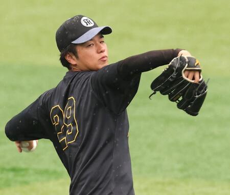 雨天中止となり、屋外でキャッチボールする高橋（撮影・西岡正）