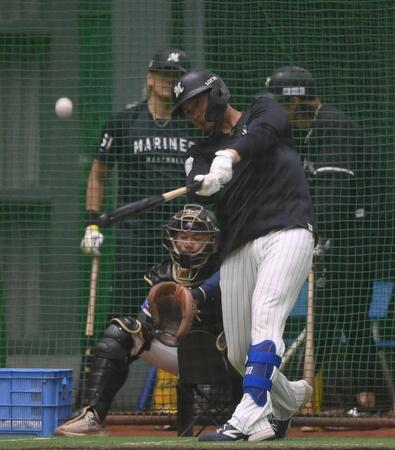 室内でフリー打撃を行う井上