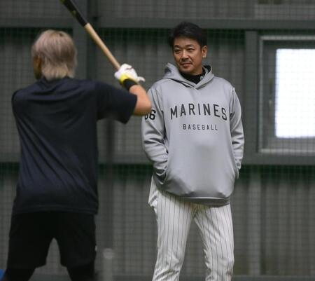 室内で山本（左）に打撃指導するサブロー監督