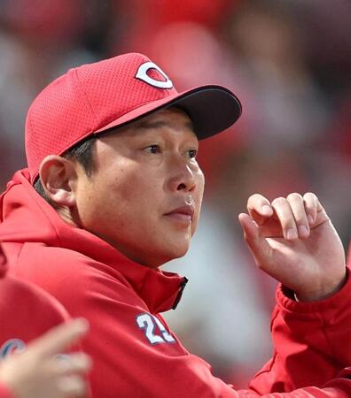 ３回の攻撃を見る新井監督（撮影・北村雅宏）