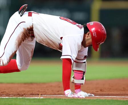 １回、内野安打で出塁する菊池（撮影・北村雅宏）