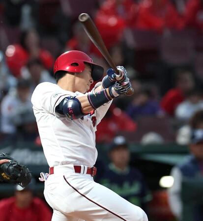 ２回、左前打を放つ野間（撮影・北村雅宏）