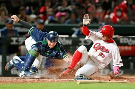 ５回、小園の左前打で菊池が本塁を突くがタッチアウト。捕手古賀