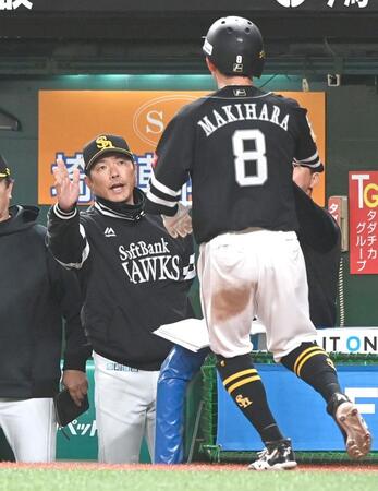 ７回、勝ち越し犠飛で生還した牧原大を迎える小久保監督（撮影・園田高夫）