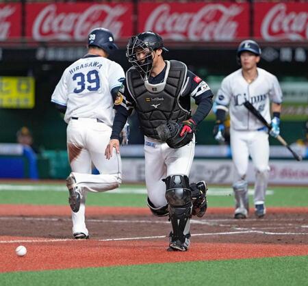 ５回、滝沢（右）がスクイズを失敗するも捕手海野（中央）が捕球できず、三走平沢が本盗を決める