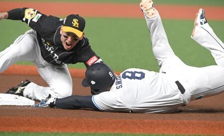 １、カナリオの左前打で一走・渡部が三塁オーバーランでアウトとなる（三塁手・栗原）＝撮影・園田高夫