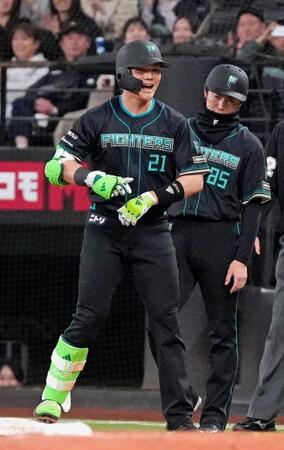 ４回、同点打を放った清宮幸（左）