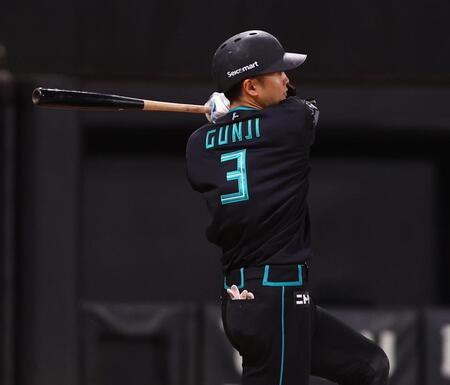 ６回、適時二塁打を放つ郡司（撮影・中島達哉）