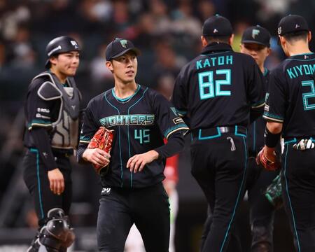 ６回途中で降板する福島（左から２人目）＝撮影・中島達哉