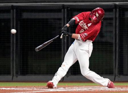 ６回、黒川がバットを折りながら勝ち越しの右前打を放つ