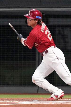 ６回、黒川がバットを折りながら勝ち越しの右前打を放つ