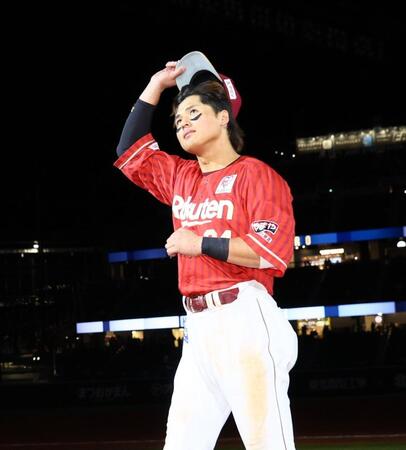 スタンドのファンの歓声に応える黒川（撮影・中島達哉）