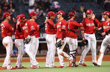 日本ハムに勝利をあげ、タッチを交わす楽天ナイン（撮影・中島達哉）