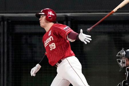 ４回、伊藤裕が中前に先制打を放つ