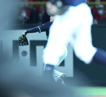 ５回、小園の安打を処理し、本塁へ送球して二走・菊池をタッチアウトにする赤羽（撮影・北村雅宏）