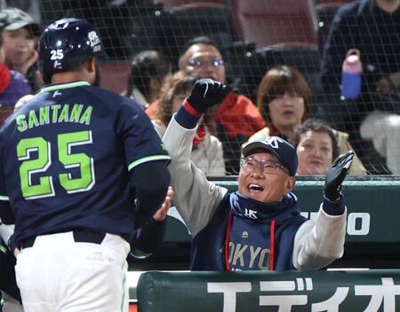 ５回、先制２ランを放ったサンタナを迎える池山監督（右）＝撮影・北村雅宏