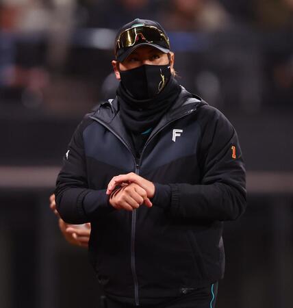 ６回、福島の交代を告げる新庄監督（撮影・中島達哉）