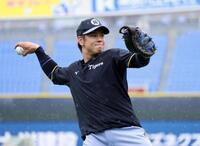 雨の中、キャッチボールをする梅野（撮影・伊藤笙子）