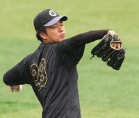 雨天中止となり、屋外でキャッチボールする高橋（撮影・西岡正）