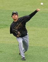 雨天中止となり、屋外でキャッチボールする高橋（撮影・西岡正）